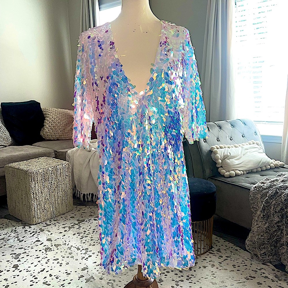 Mermaid bodycon dress with plunging neckline (white)